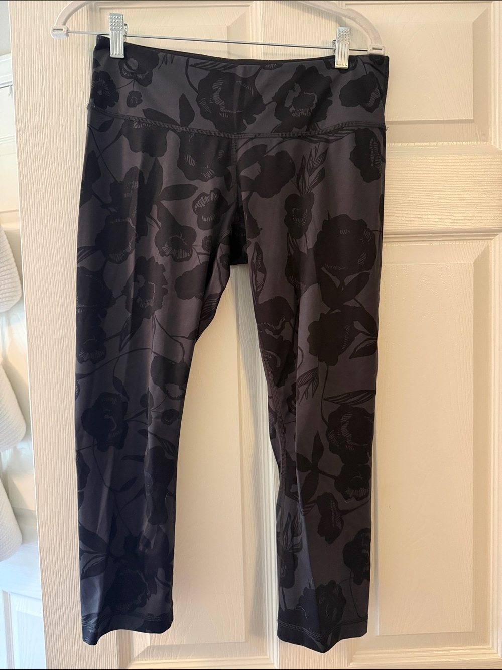 Women’s Cropped Black Floral Active Leggings